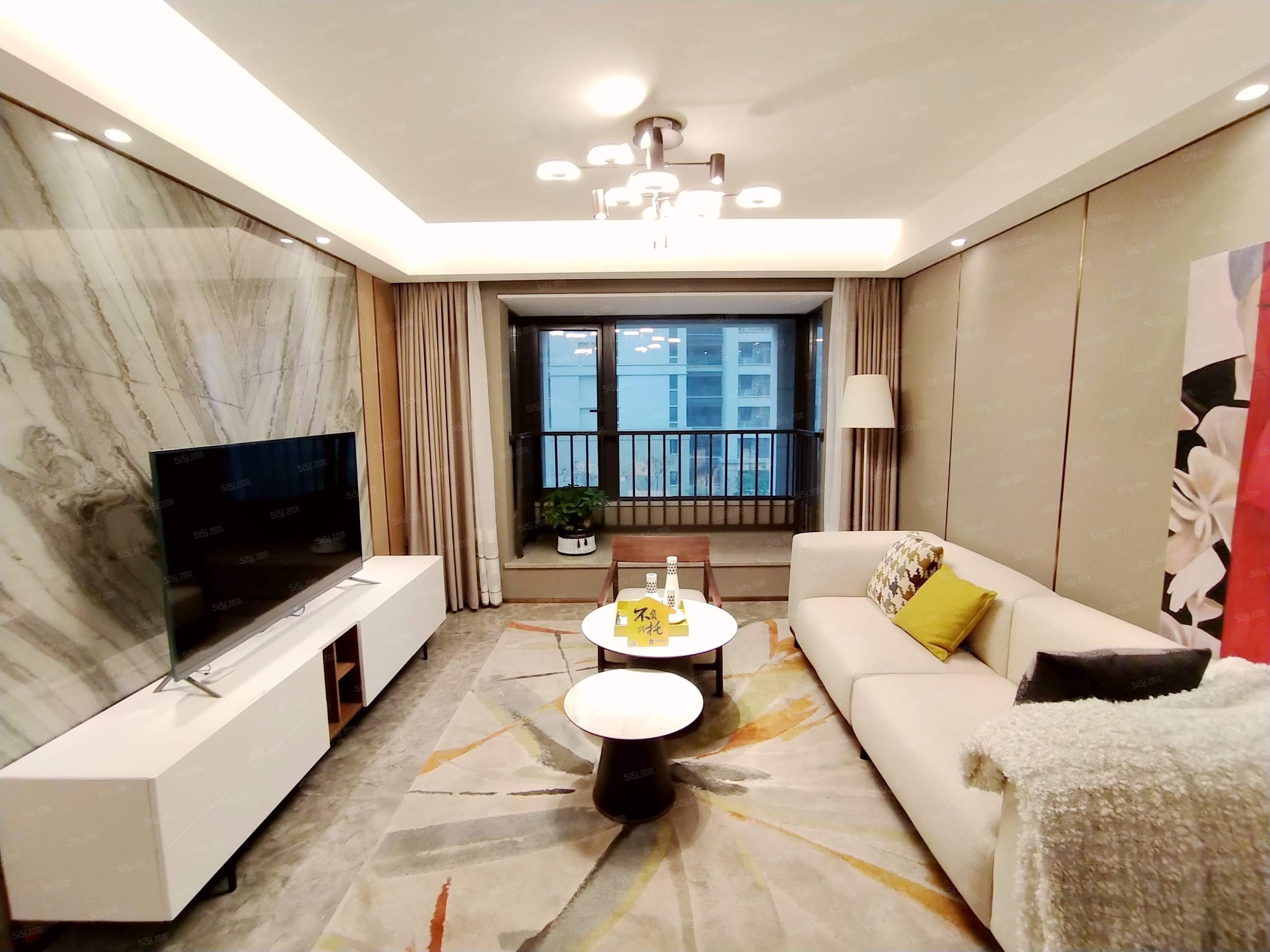 滨之江，开发商精装修，房东诚心出售舒适三房两卫户型。