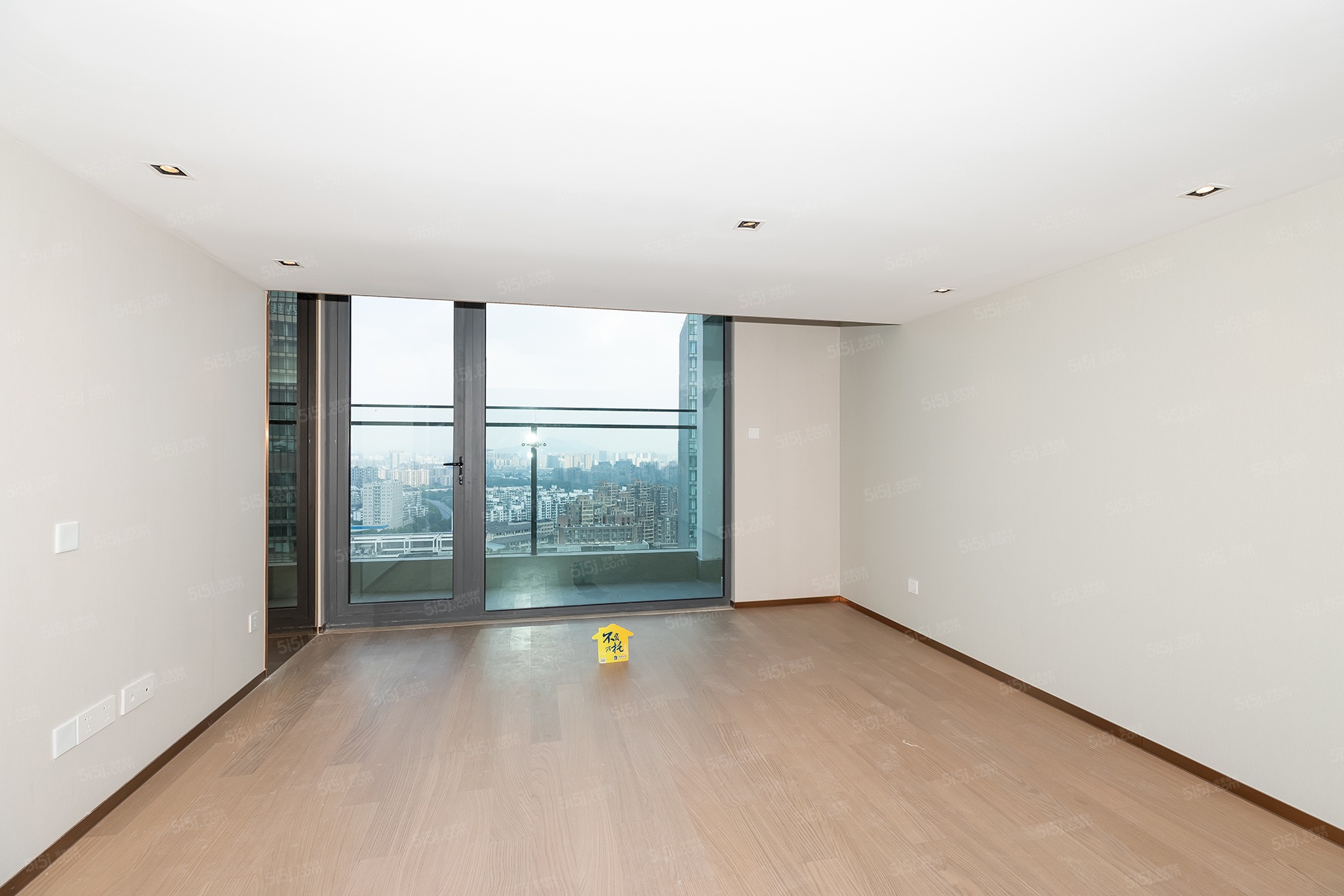 大悦城精装loft公寓，4.2米层高，诚心出售
